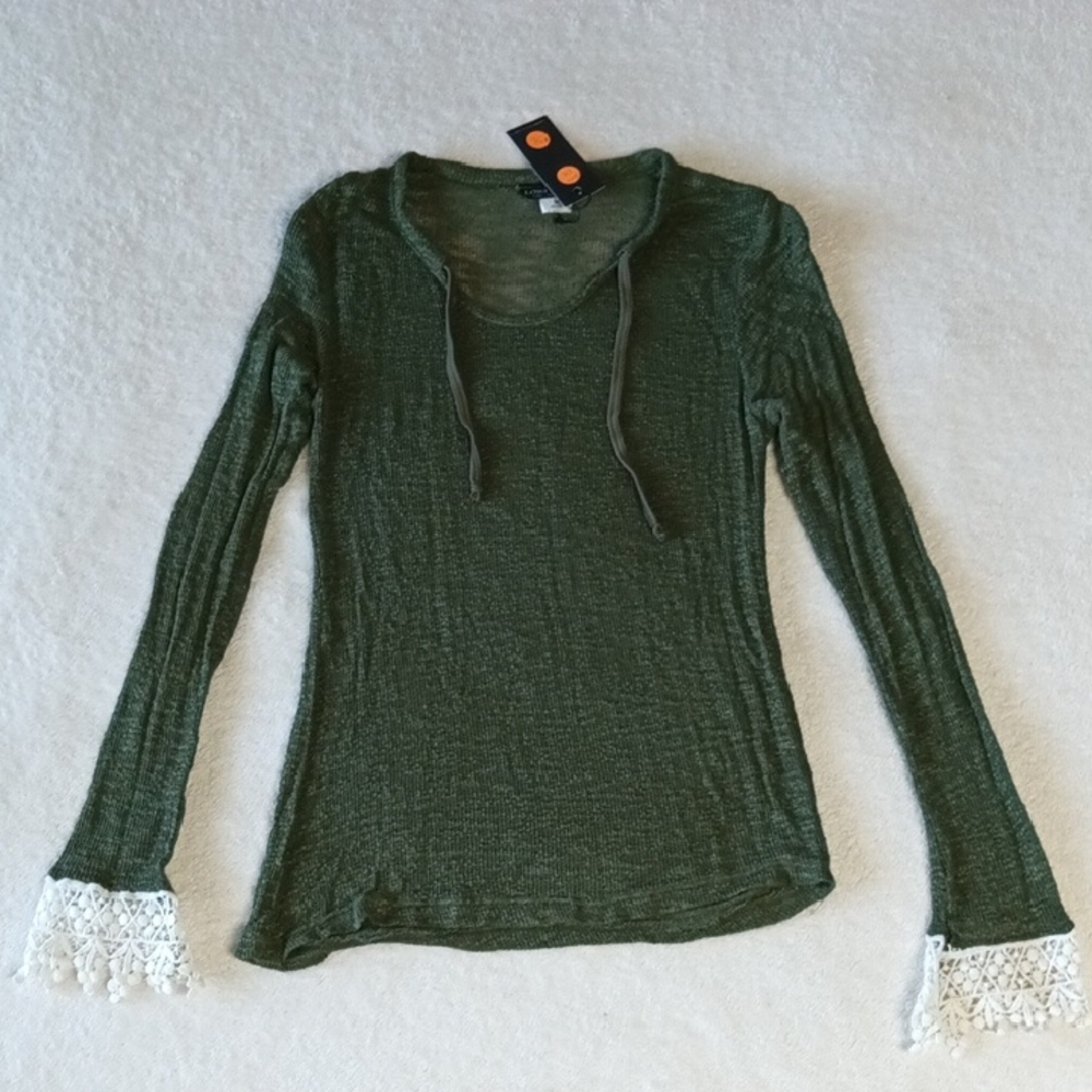 Lori & Jane Green Women's Blouse With White Lace Cuffs. NWT